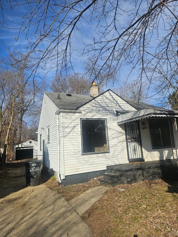 19319 Grandville Ave - Photo 2 of 9