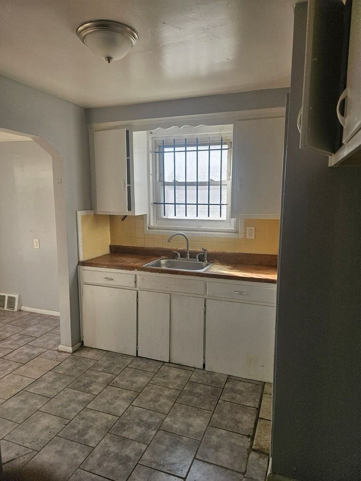 19319 Grandville Ave - Photo 6 of 9