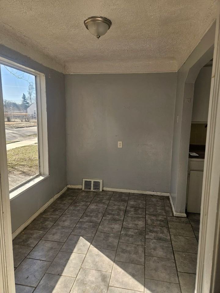 19319 Grandville Ave - Photo 7 of 9