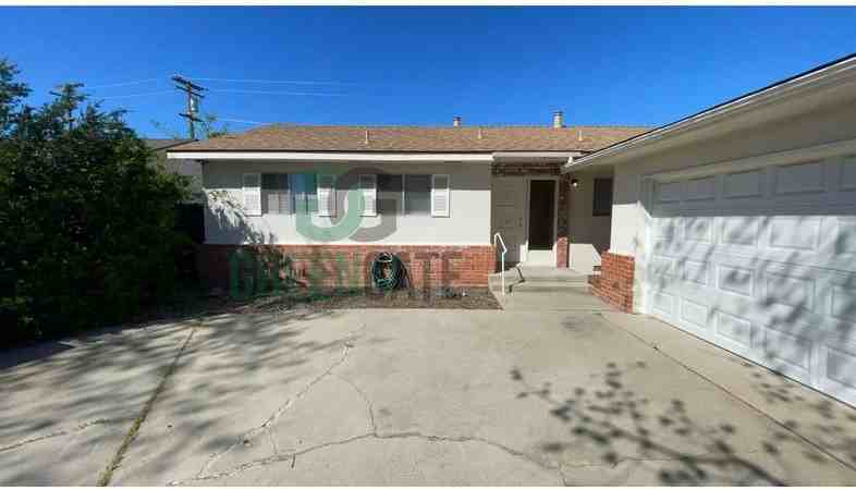 925 Charleston Ave - Photo 5 of 50