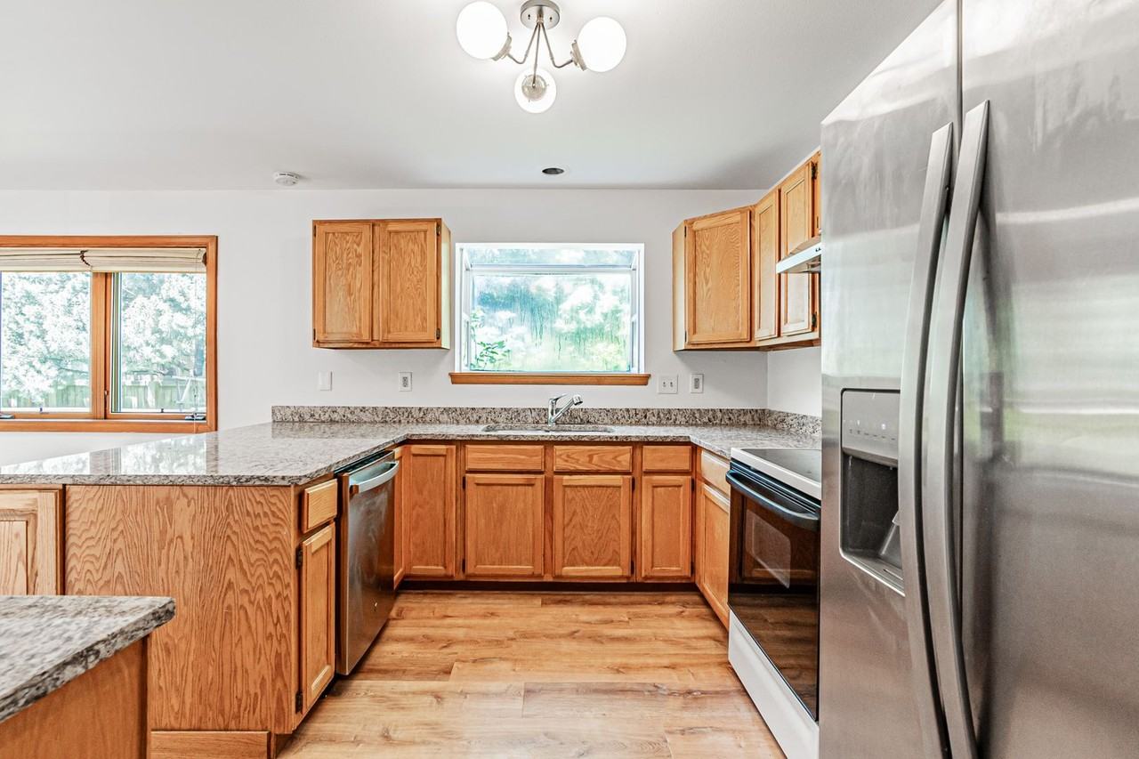 4651 Macarthur Ln - Photo 3 of 44