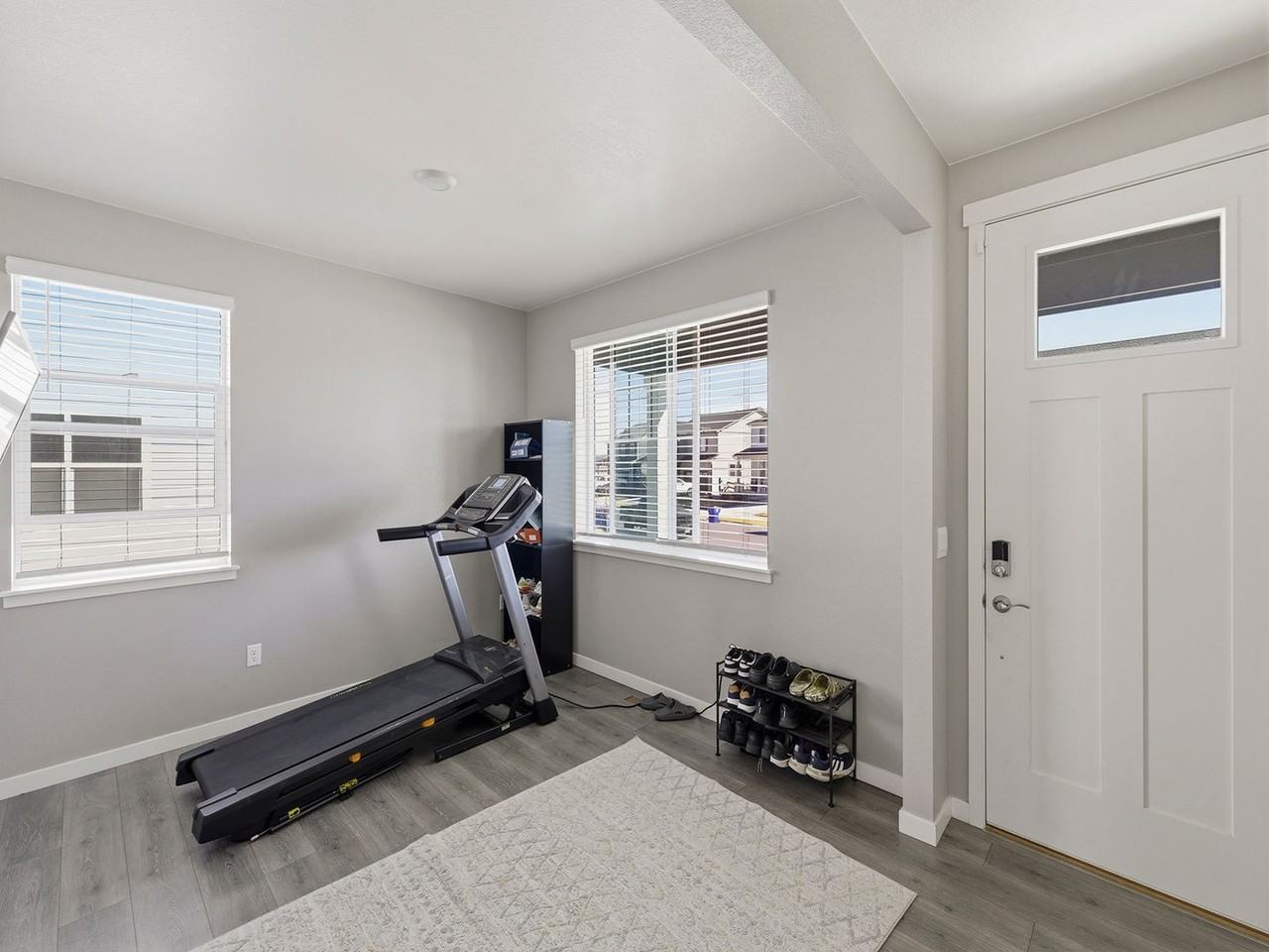 321 N 64th Ave - Photo 3 of 22