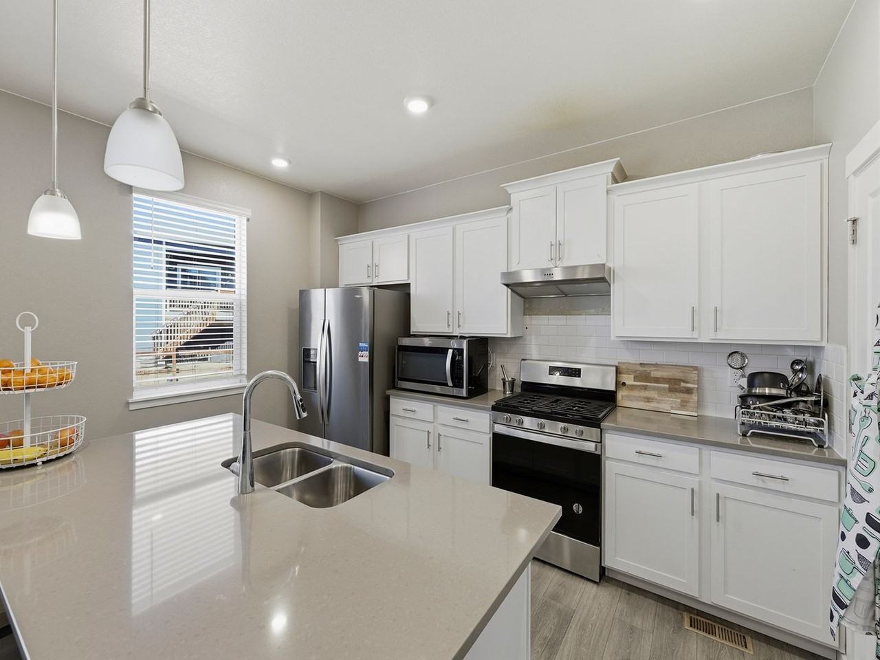 321 N 64th Ave - Photo 4 of 22