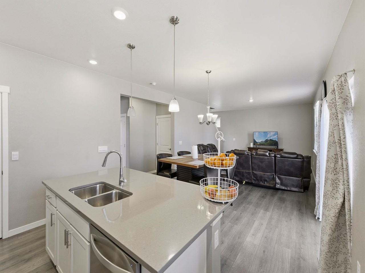 321 N 64th Ave - Photo 6 of 22