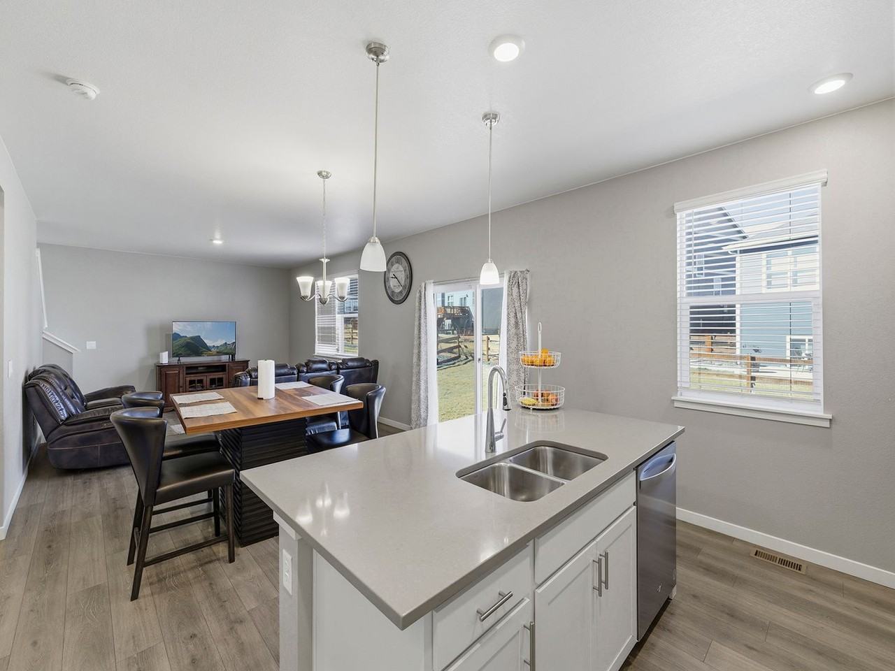 321 N 64th Ave - Photo 7 of 22