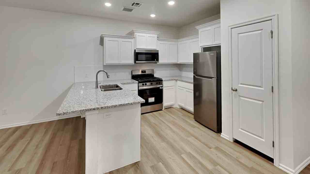 11504 N University Ave - Photo 7 of 21