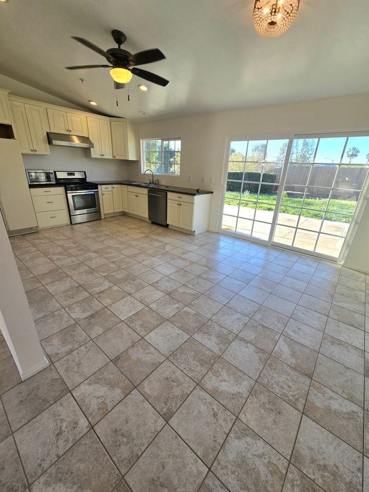 14494 Cambridge St - Photo 5 of 19