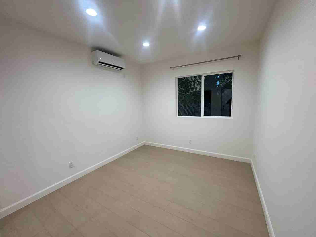 10941 Amestoy Ave - Photo 5 of 11