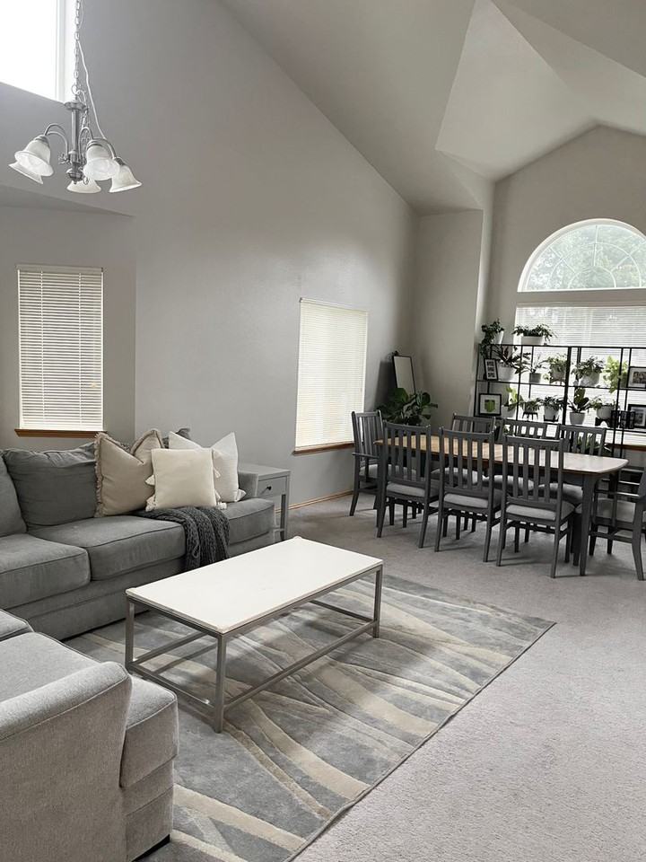 1909 Redmond Ave Ne - Photo 2 of 20