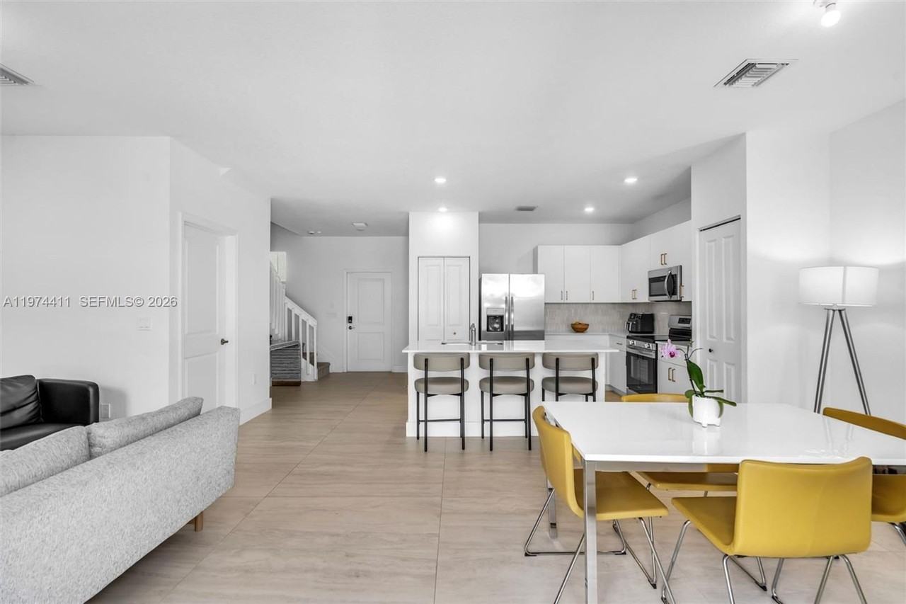 11927 Nw 46th St - Photo 2 of 21