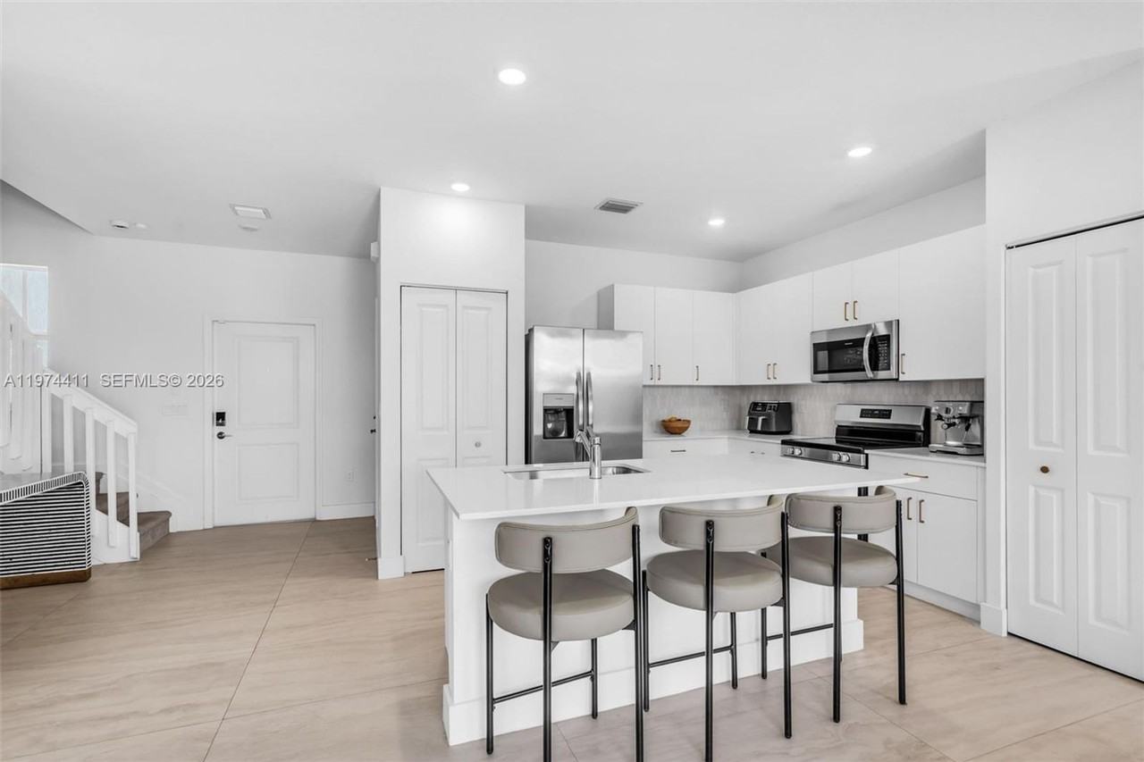 11927 Nw 46th St - Photo 3 of 21