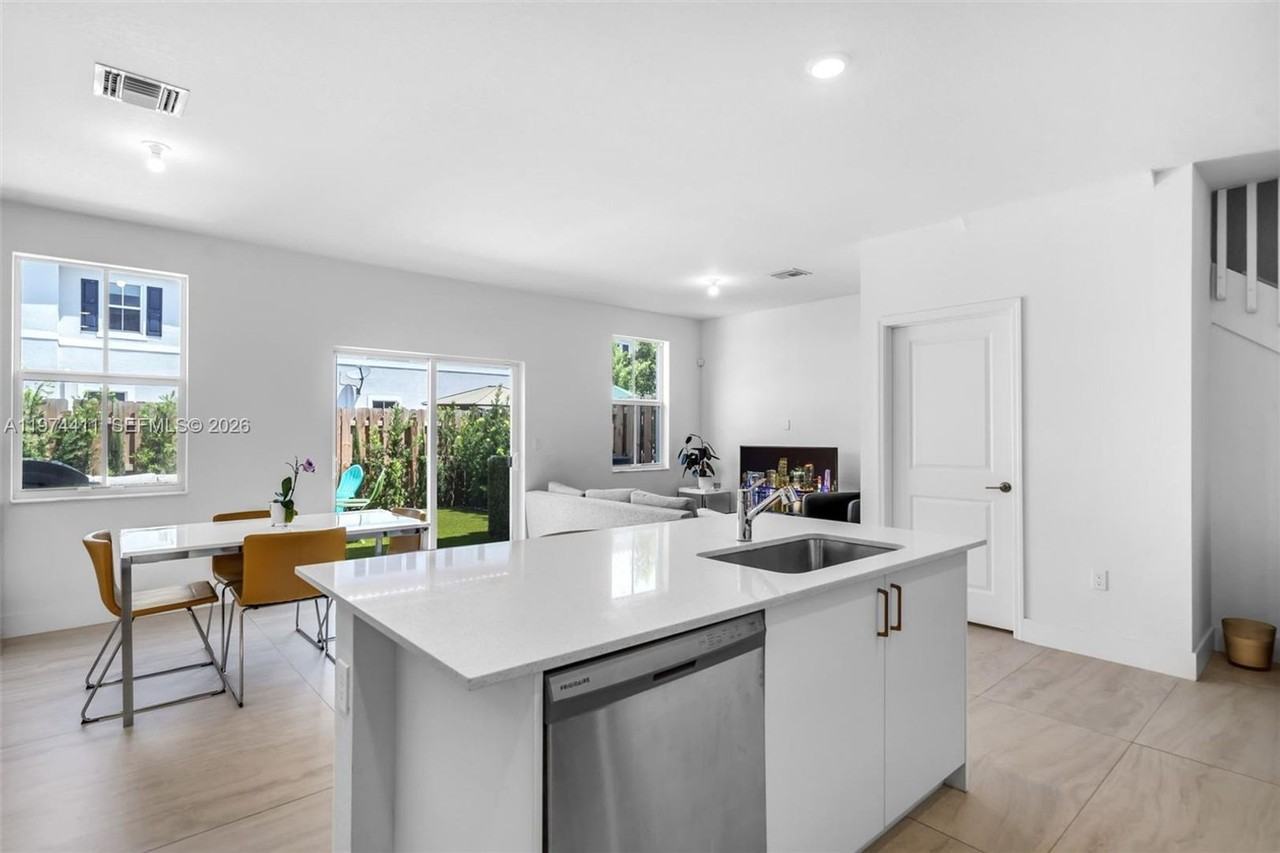 11927 Nw 46th St - Photo 5 of 21