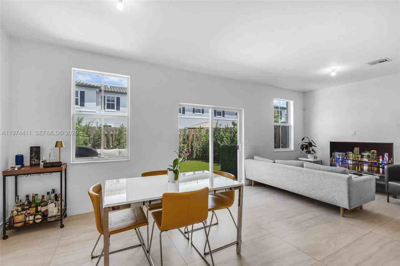 11927 Nw 46th St - Photo 6 of 21
