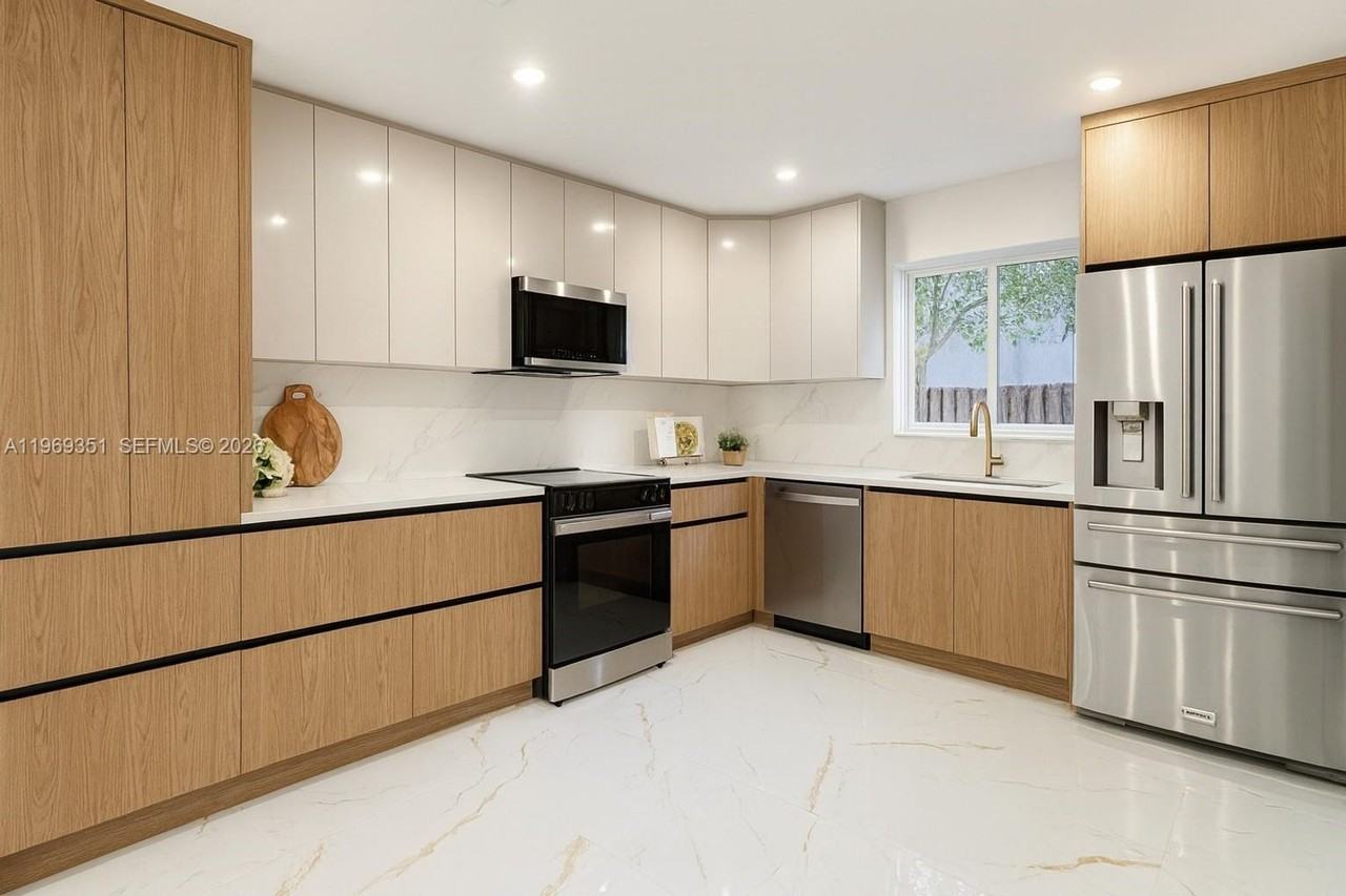 3801 Ne 16th Ter - Photo 3 of 20