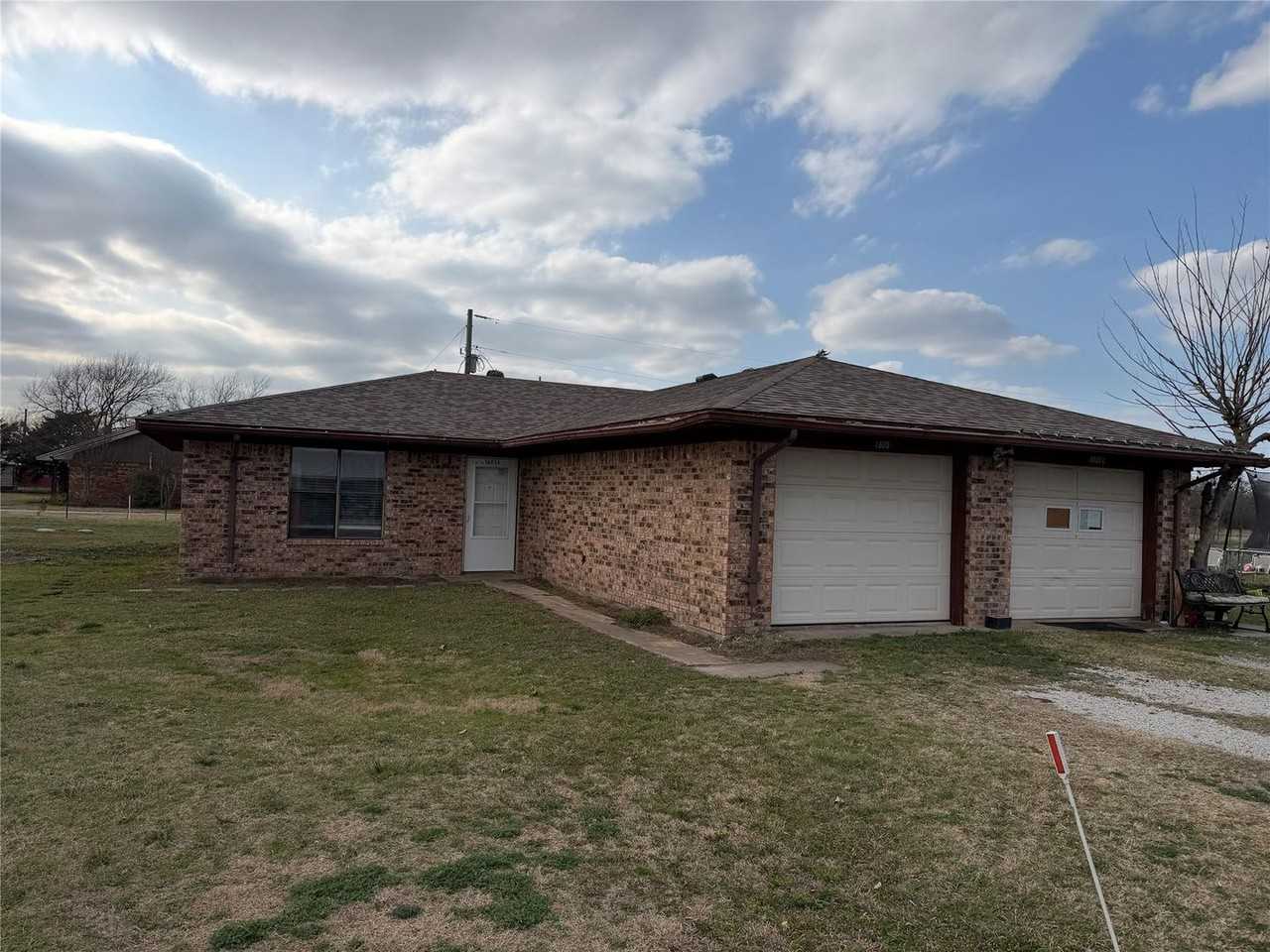 1605 Oak Cir - Photo 2 of 16