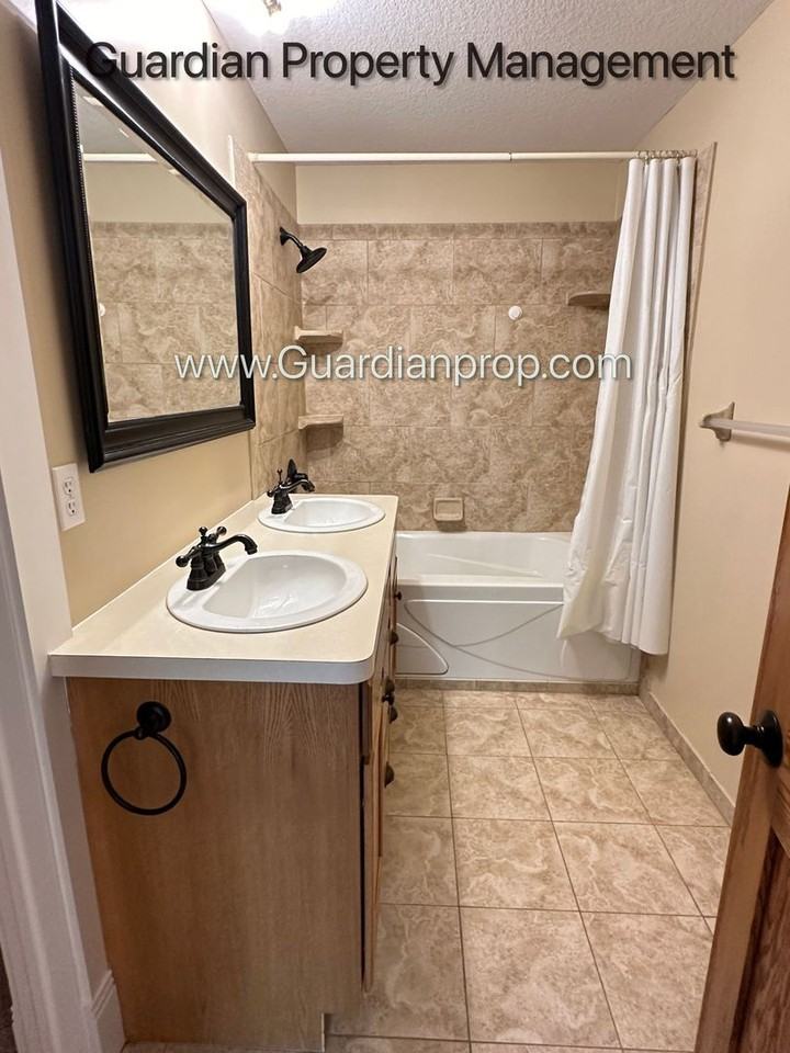 122 8th Ave N - Photo 5 of 35