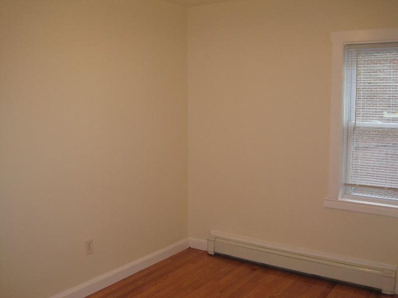 340 Market St - Photo 5 of 7