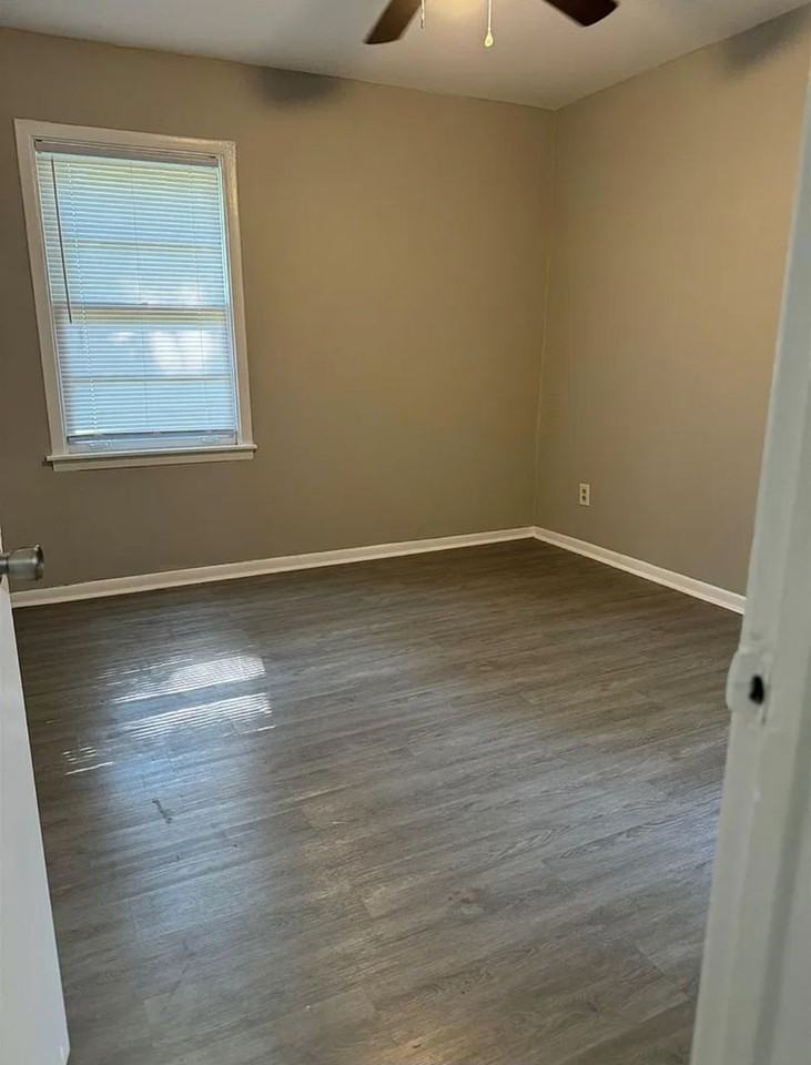 3514 Hallbrook St - Photo 2 of 3