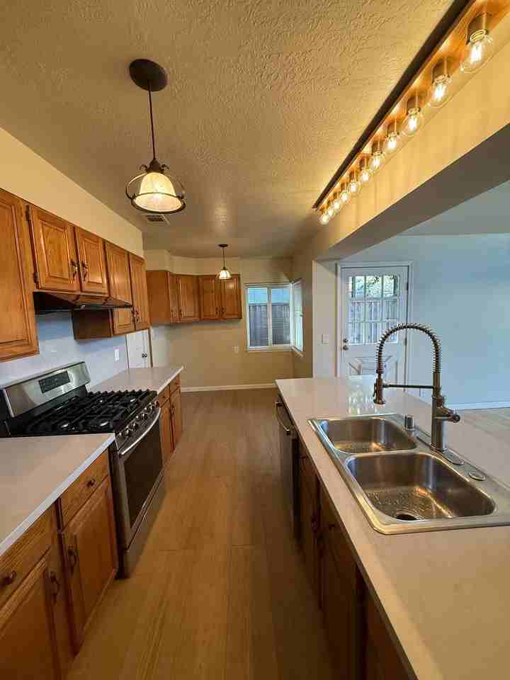 33 Mary Ct - Photo 4 of 16