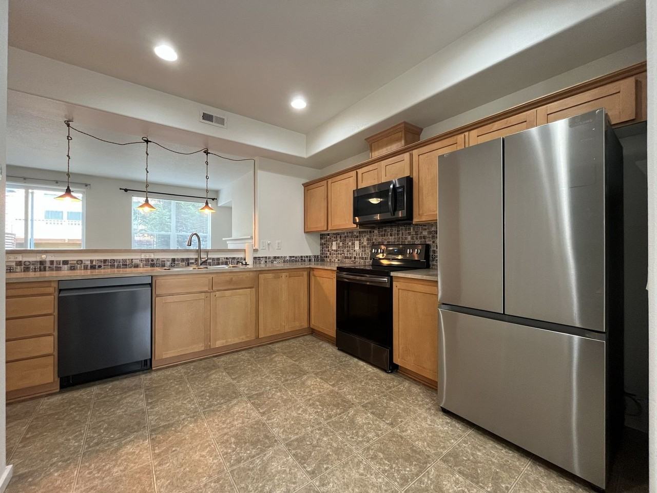 2024 Ne Sheffield Ave - Photo 6 of 33