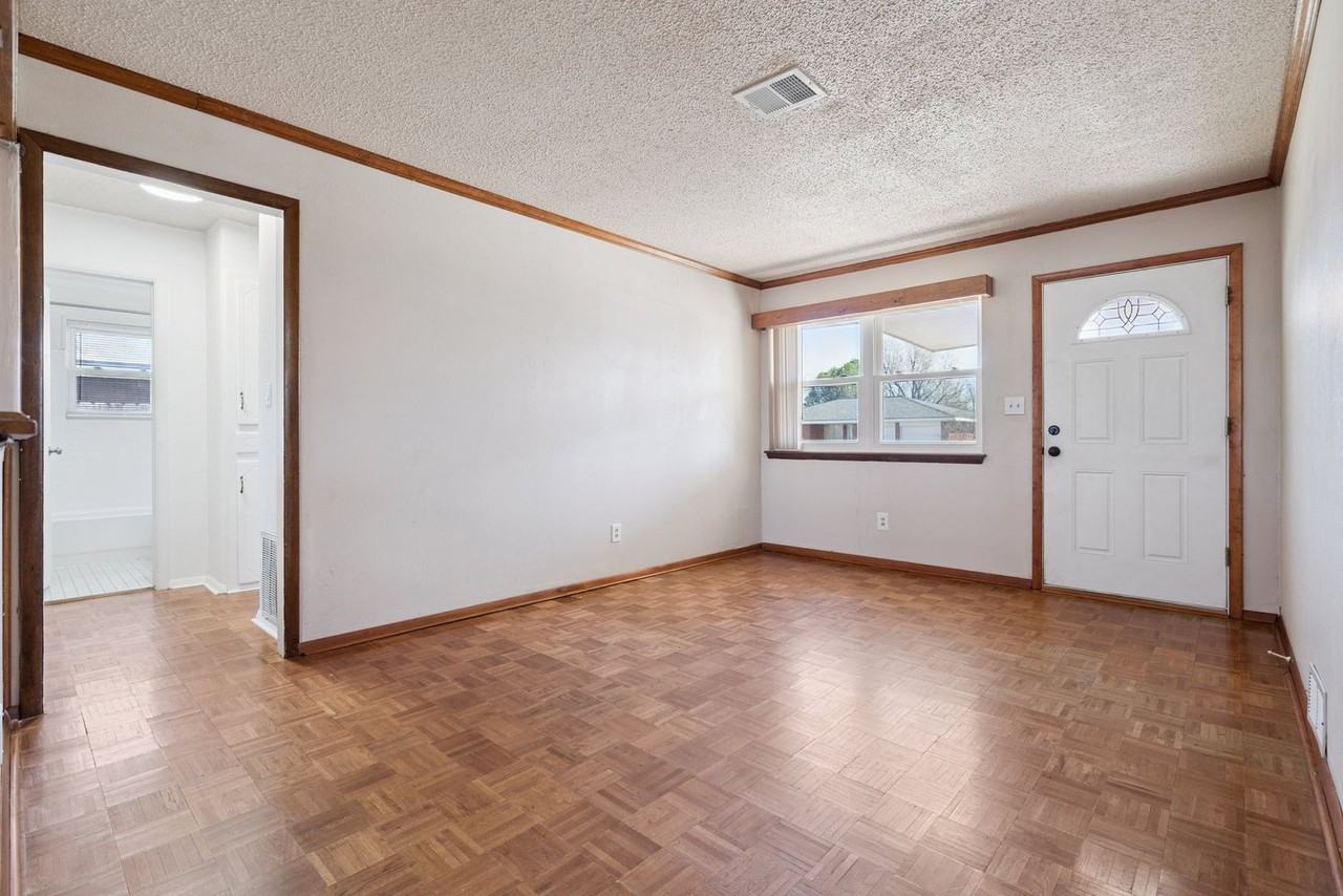 829 Nw 9th St - Photo 3 of 13