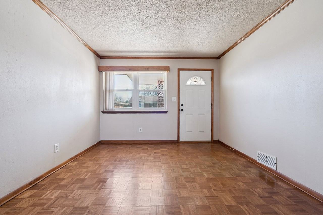 829 Nw 9th St - Photo 4 of 13