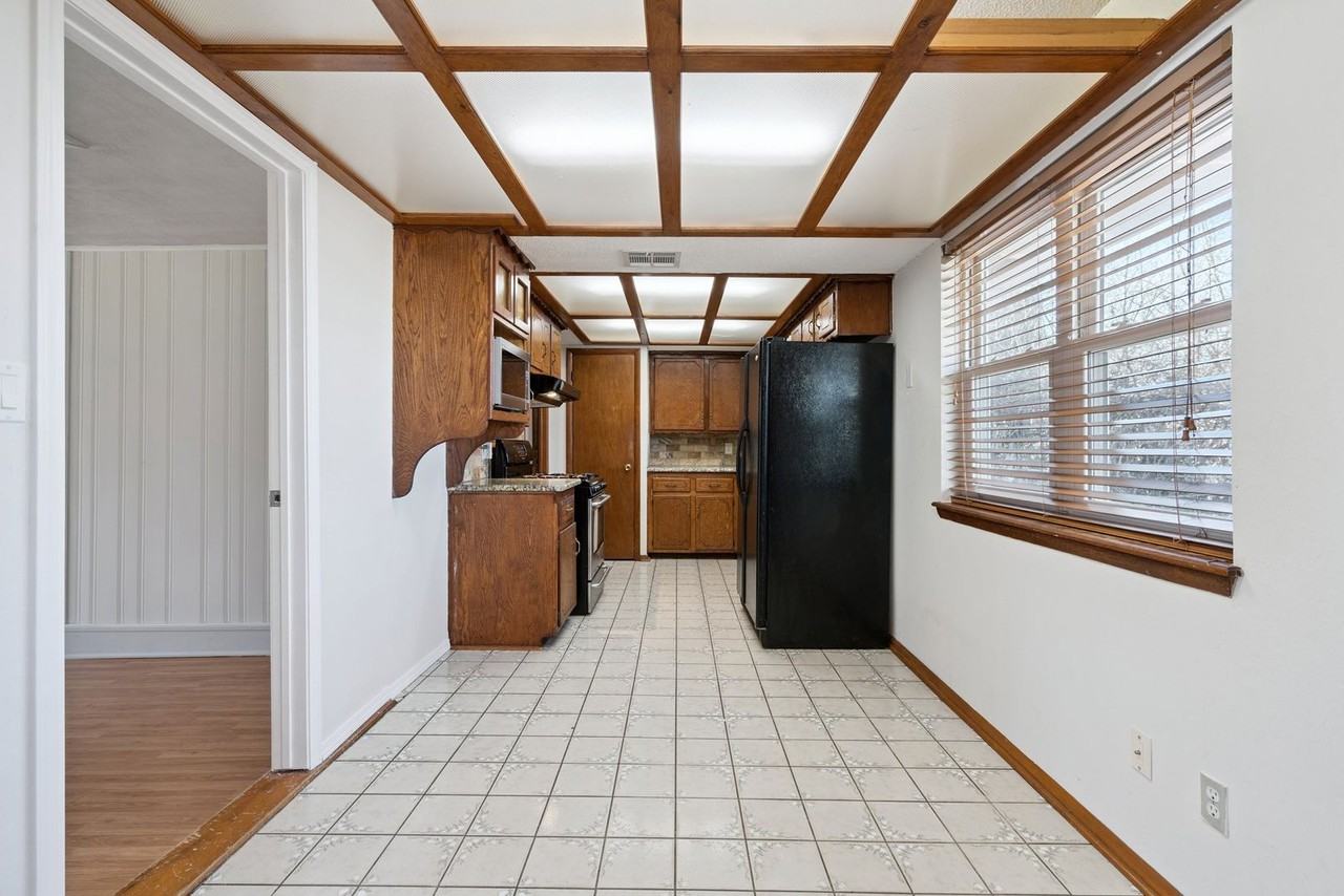 829 Nw 9th St - Photo 5 of 13