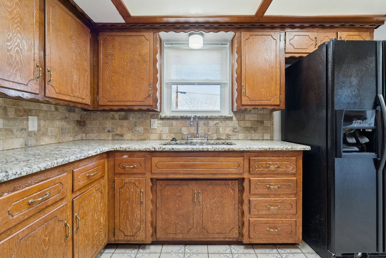 829 Nw 9th St - Photo 6 of 13