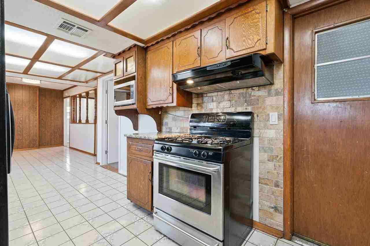 829 Nw 9th St - Photo 7 of 13