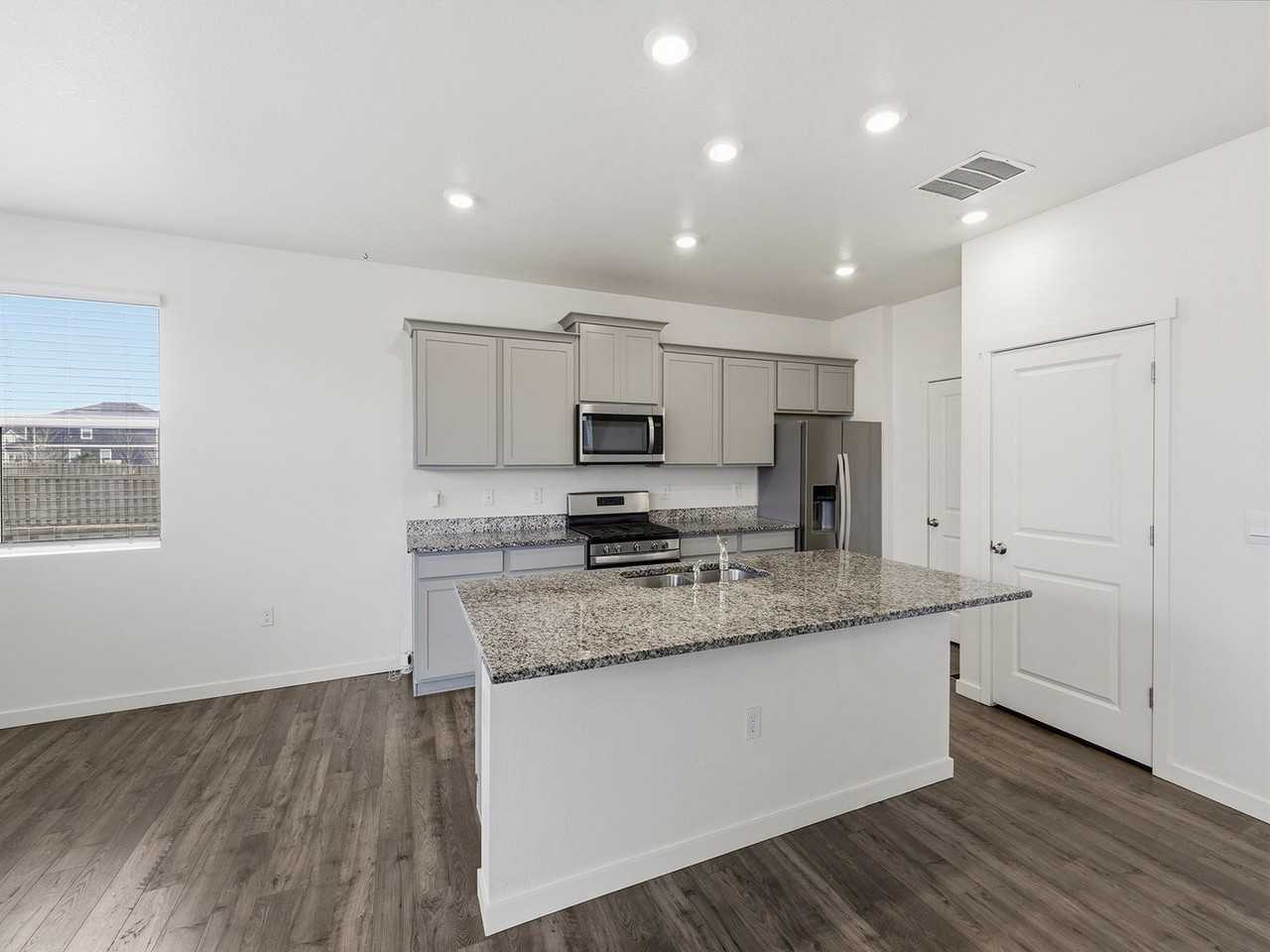 810 Elias Tarn Dr - Photo 6 of 22