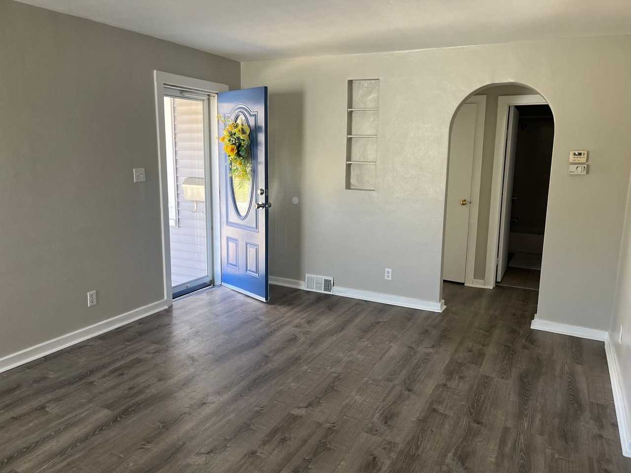 1207 Douglas St - Photo 5 of 17