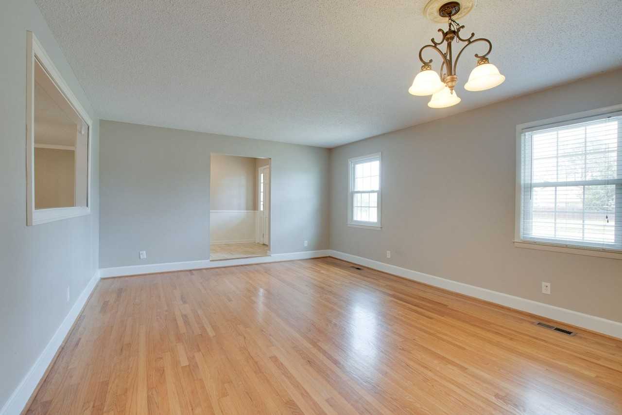 2107 2107 Endinburgh Drive - Photo 3 of 18