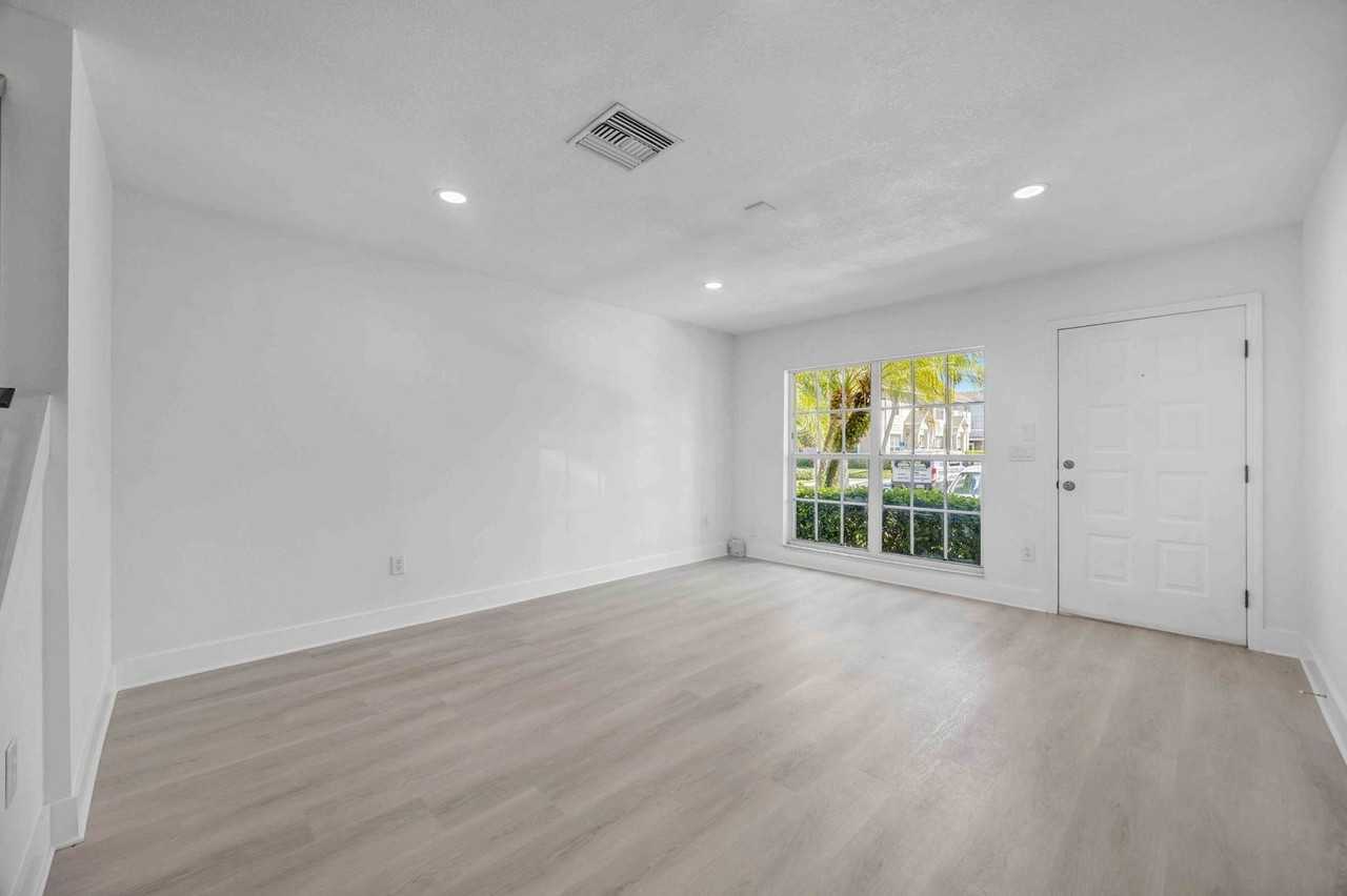 727 Kensington Lake Cir - Photo 7 of 50