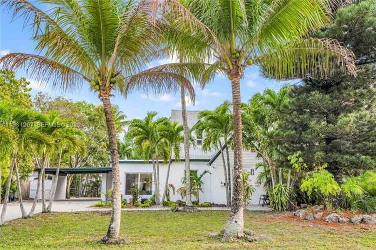 1960 Ne 182nd St - Photo 5 of 27