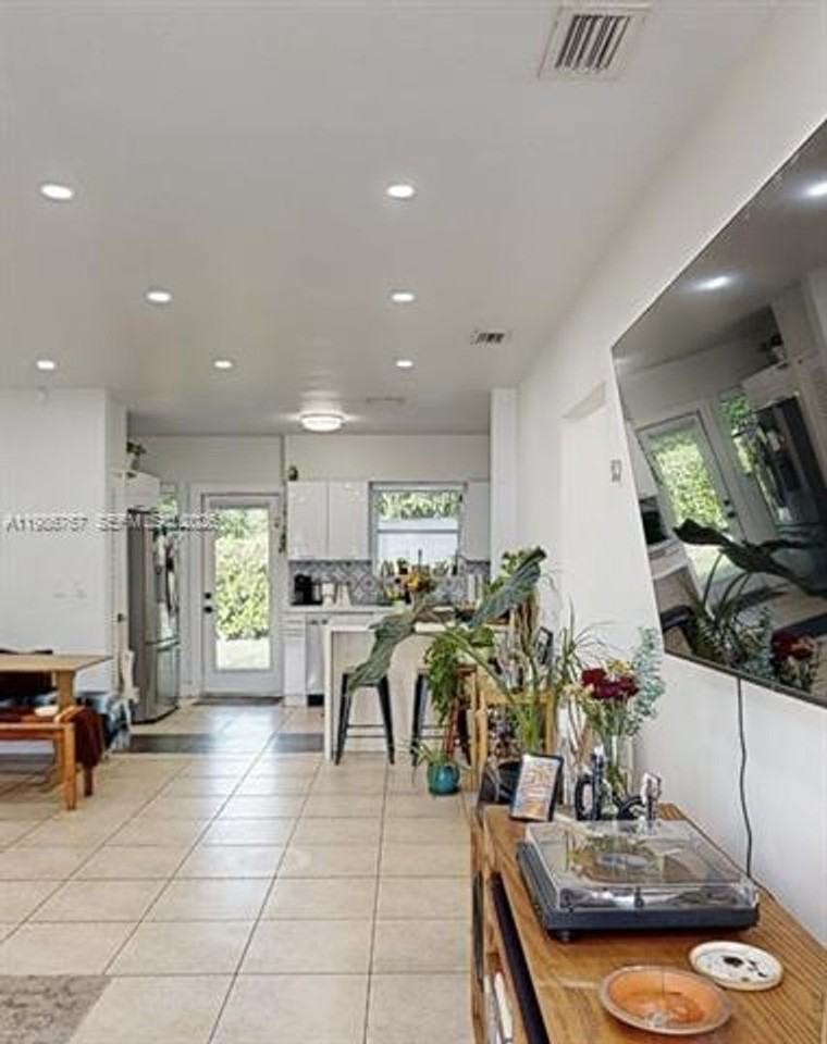 281 Ne 112th St - Photo 2 of 27