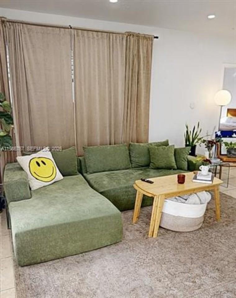 281 Ne 112th St - Photo 4 of 27