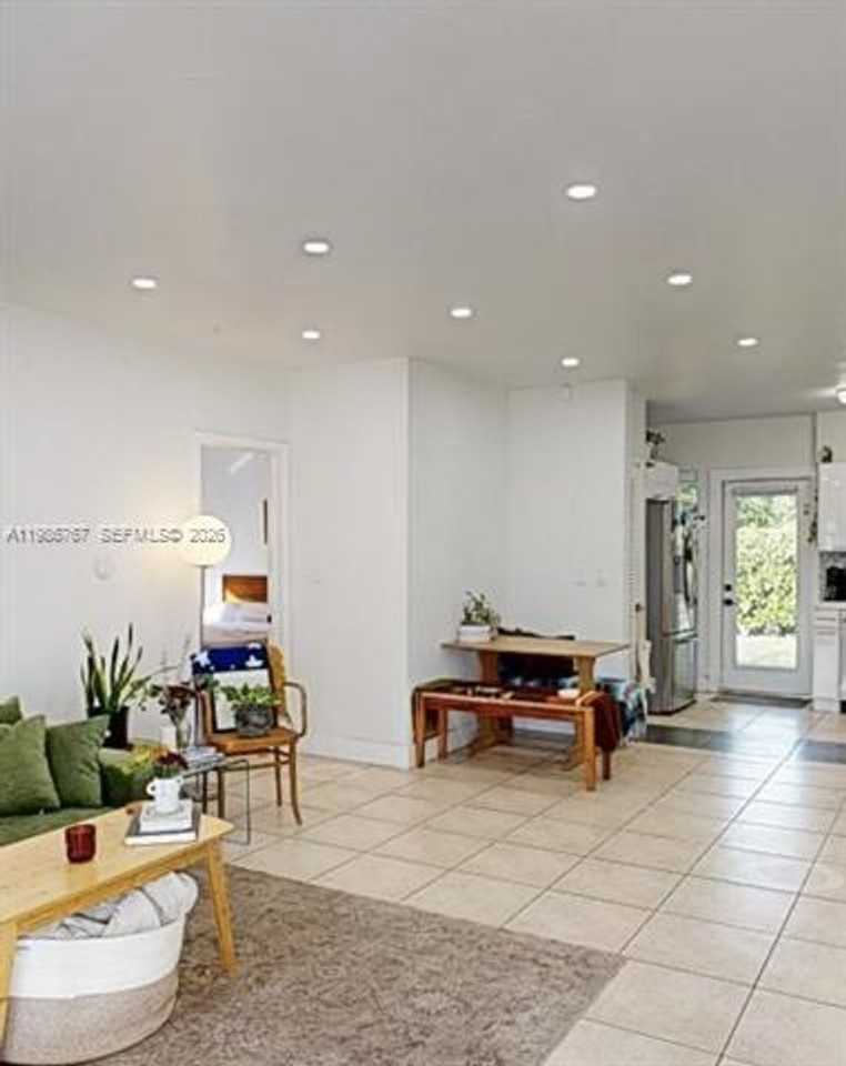 281 Ne 112th St - Photo 5 of 27