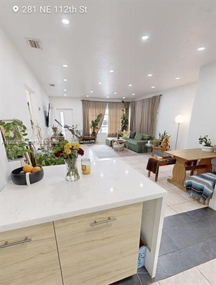 281 Ne 112th St - Photo 7 of 27