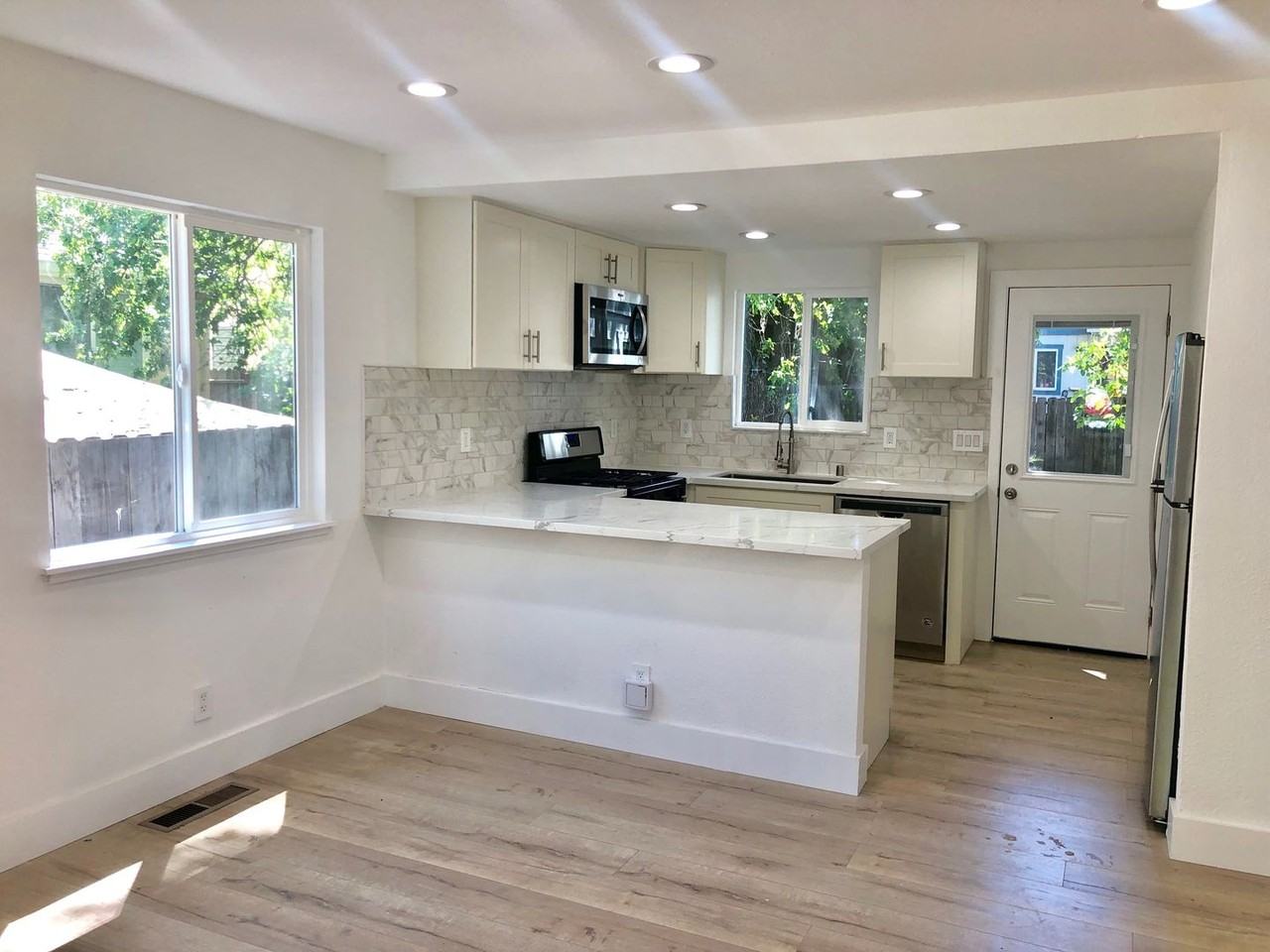 8697 Franklin St - Photo 4 of 22