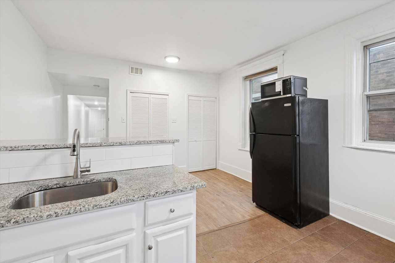 6020 Catharine St #B - Photo 4 of 15