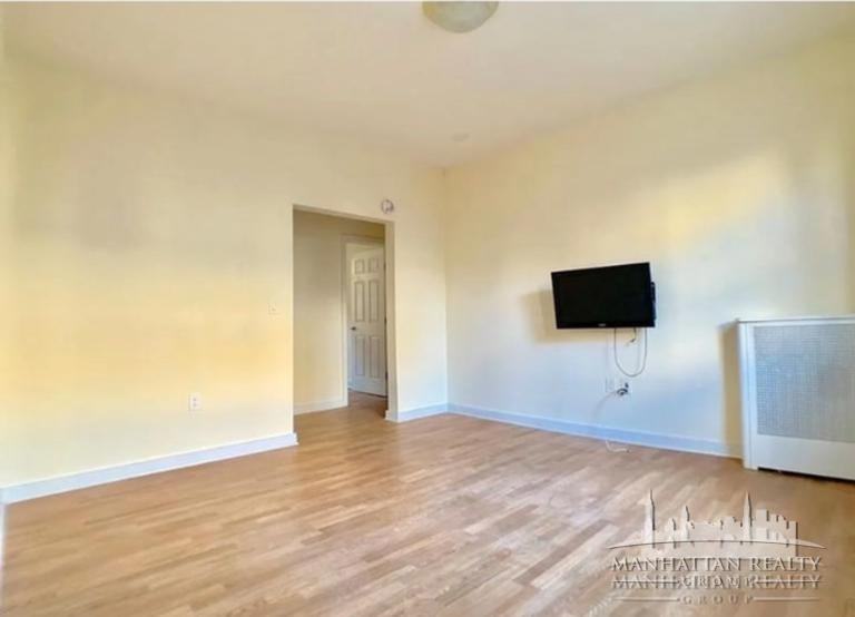 W 187th St #5A - Photo 2 of 5