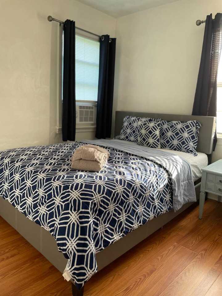 811 East 30th Street - Photo 5 of 8