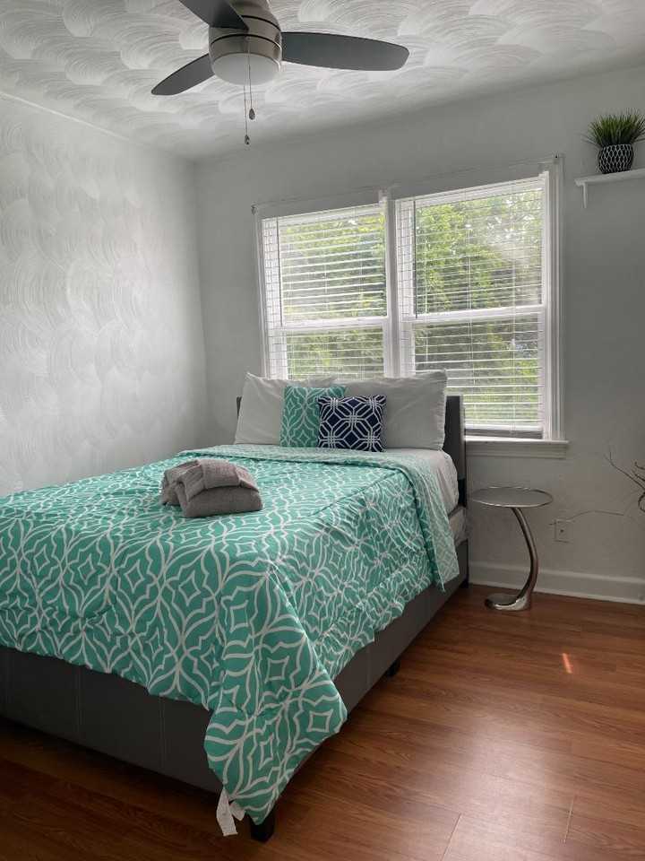 811 East 30th Street - Photo 7 of 8