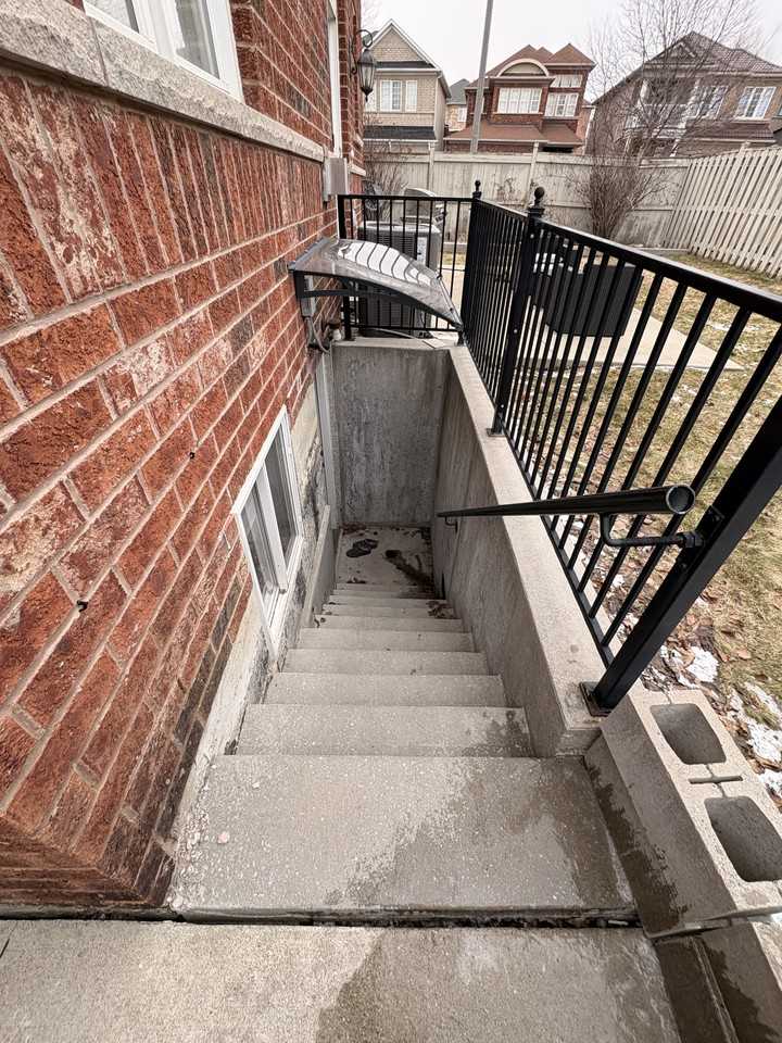 116 Harbourtown Cres #1 - Photo 2 of 9