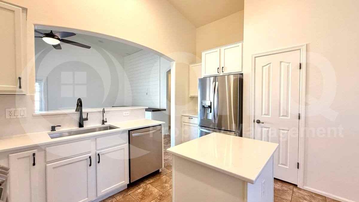 21501 N Davis Way - Photo 2 of 10