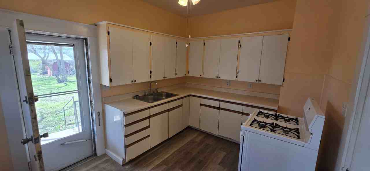 514 W Main St - Photo 7 of 13