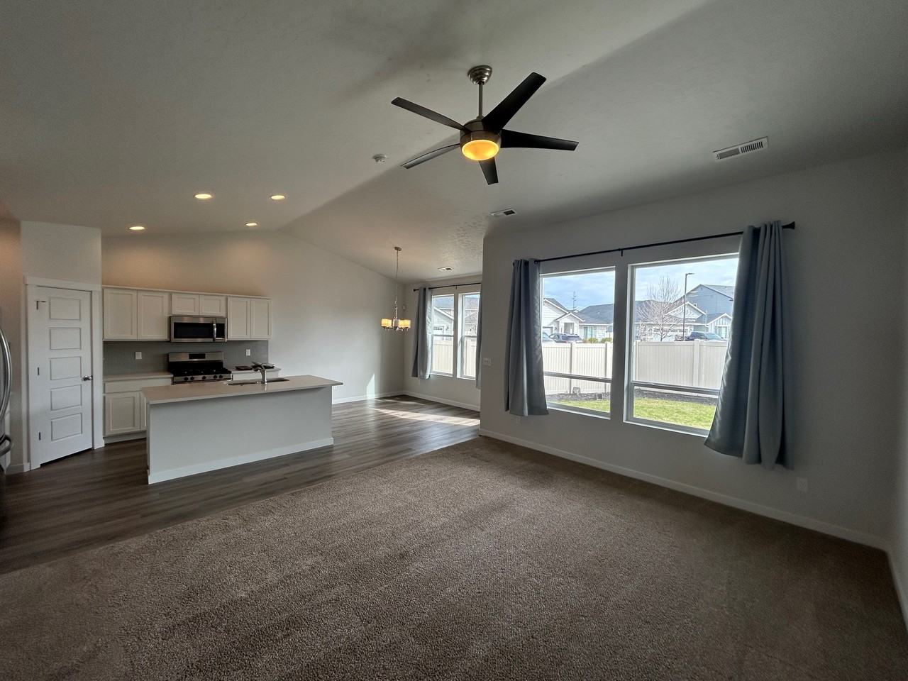 206 S Iceberg Lake Ave - Photo 3 of 20