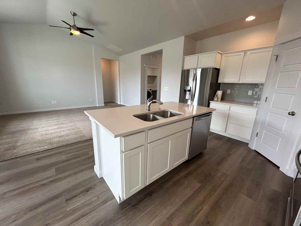 206 S Iceberg Lake Ave - Photo 4 of 20