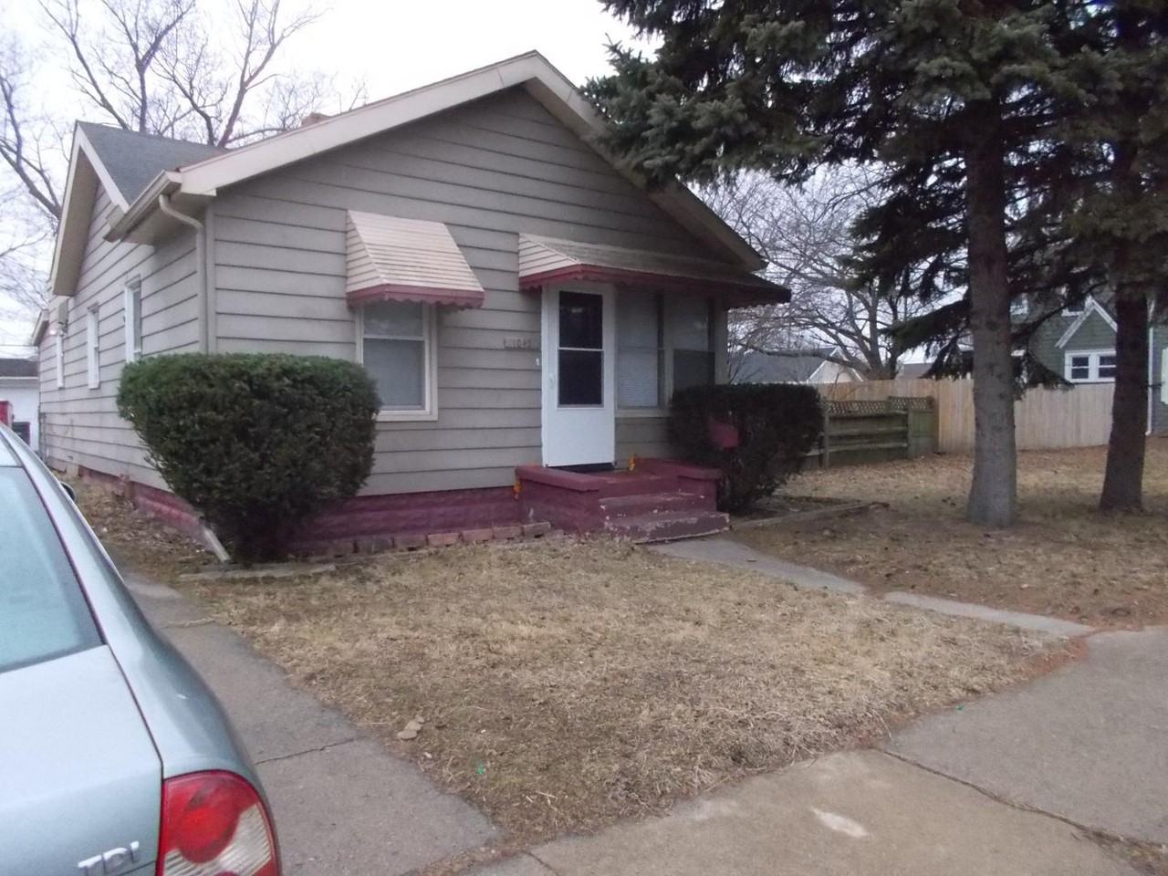 1042 Wright Ave - Photo 2 of 15