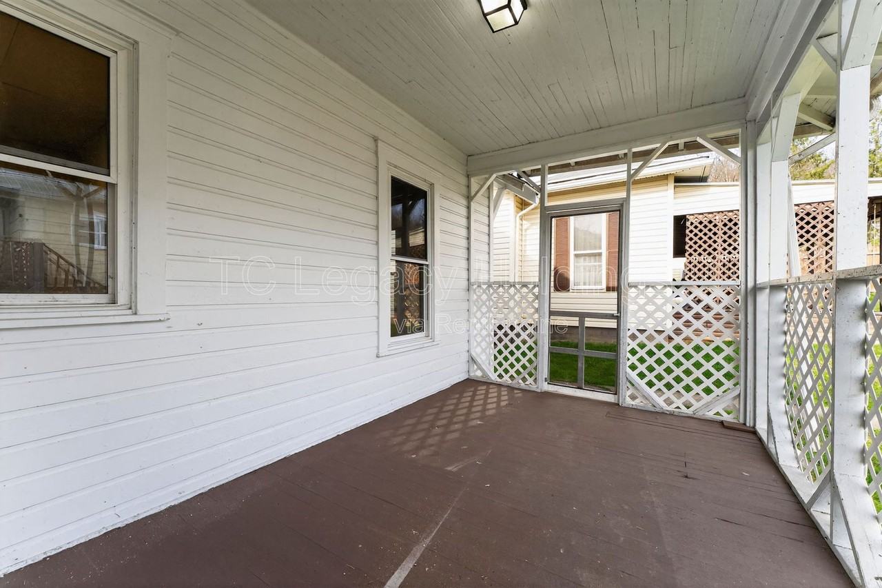 604 Hart St - Photo 5 of 31